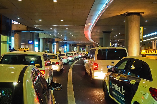 airport-transport-shuttle-van-airport-640x480-90089035.jpeg