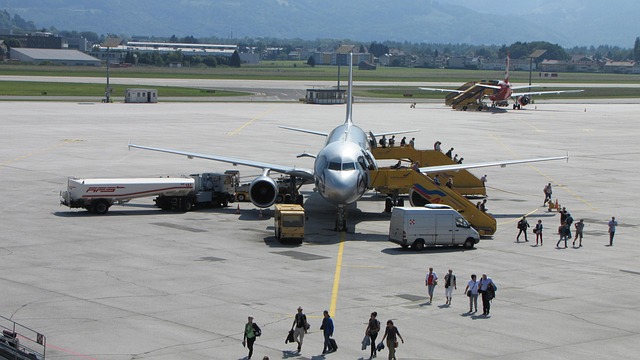 business-shuttle-corporate-ride-airpor-640x480-53698011.jpeg