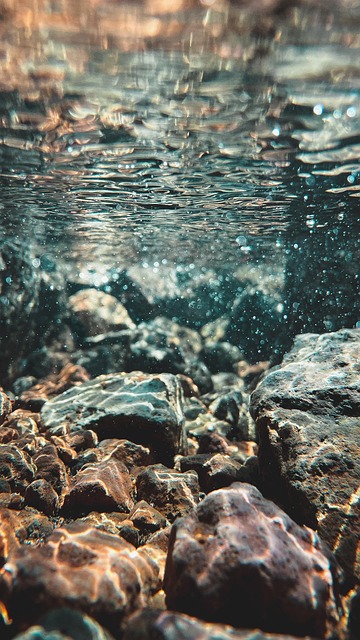 gutter-water-flow-640x480-82697087.jpeg